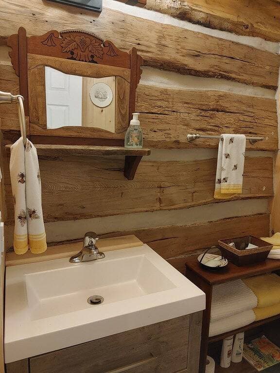 Foto 4 von 13: 1866 Pre-Confederation Log cabin at Gerber's
