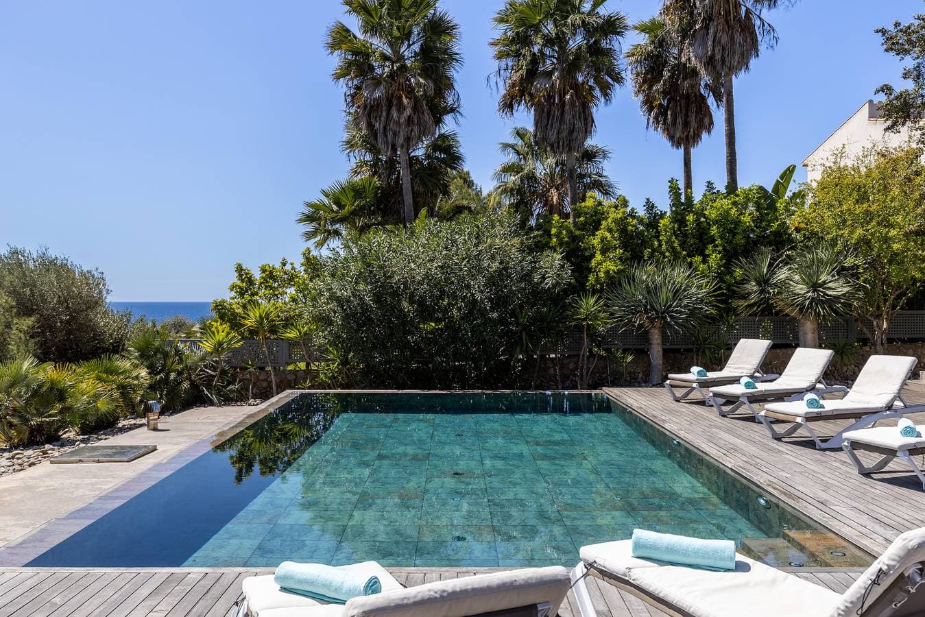 Foto 10 von 39: Pool with Sea Views - Villa Es Pas