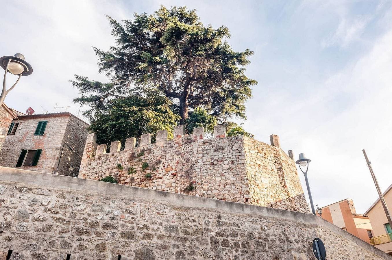 Foto 4 von 40: Ferienwohnung 'Il Castello Gavorrano' mit Meerblick, Gemeinschaftsgarten und WLAN
