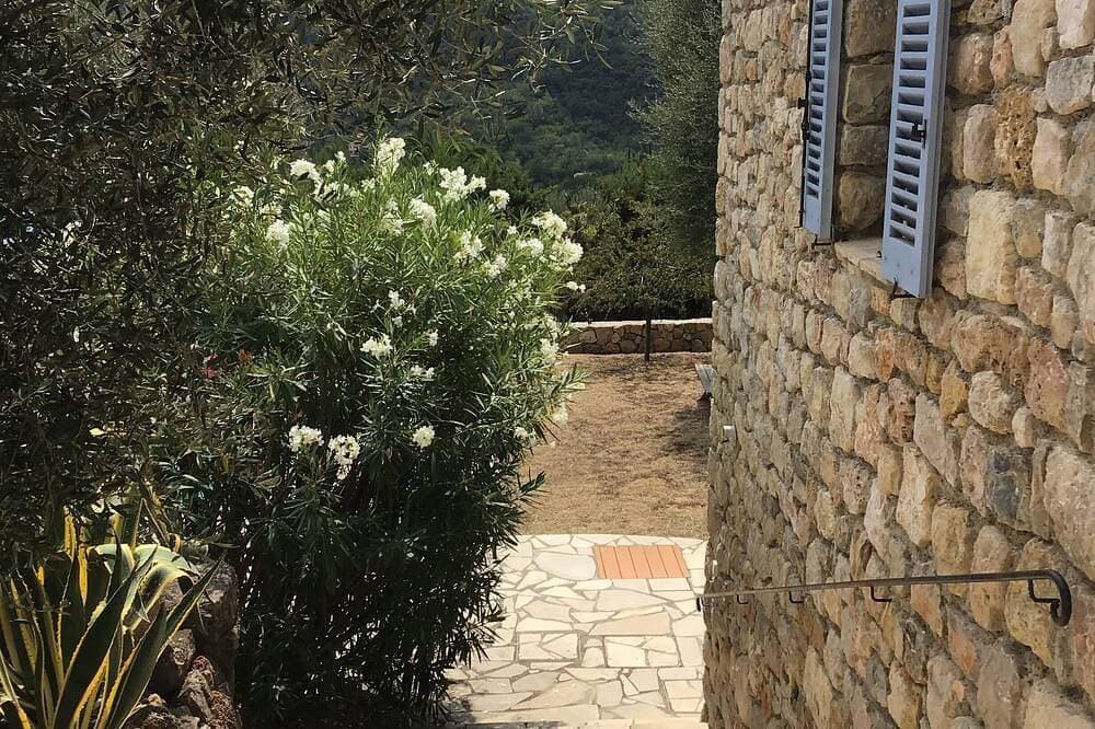 Foto 2 von 30: Exklusives Steinhaus mit eigenem, beheiztem Pool in privatem Garten