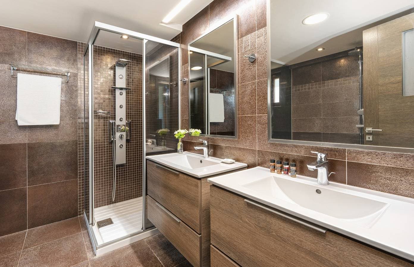 Foto 11 von 28: High-Spec Contemporary Villa with Garden, Jacuzzi and Walk-to-Tavernas Location