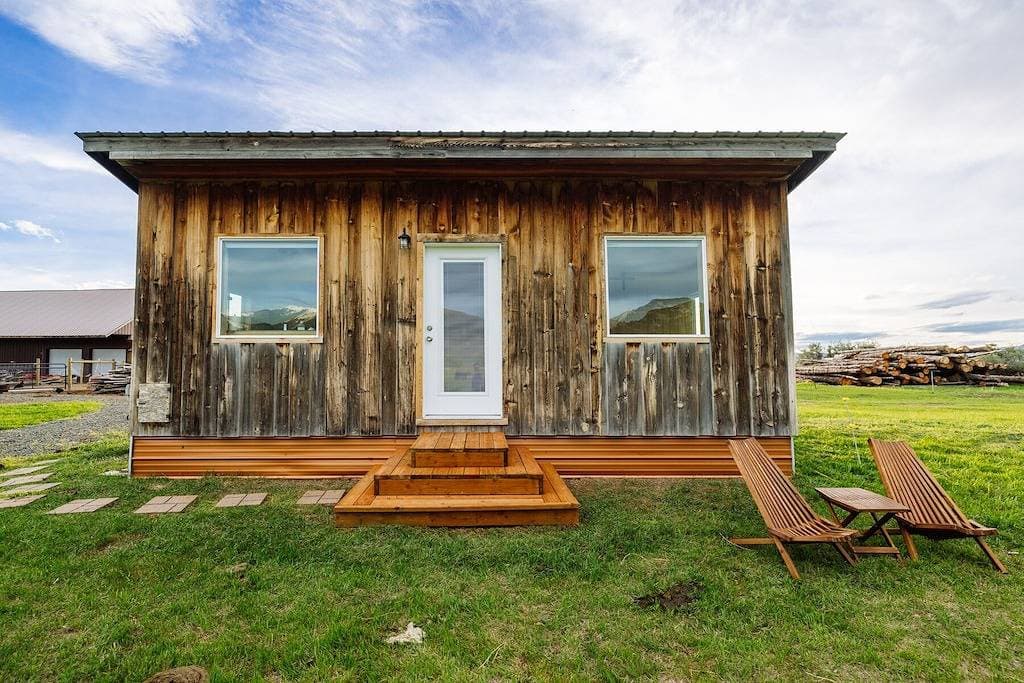 Foto 3 von 19: Off-grid tiny home farm stay with incredible mountain views!