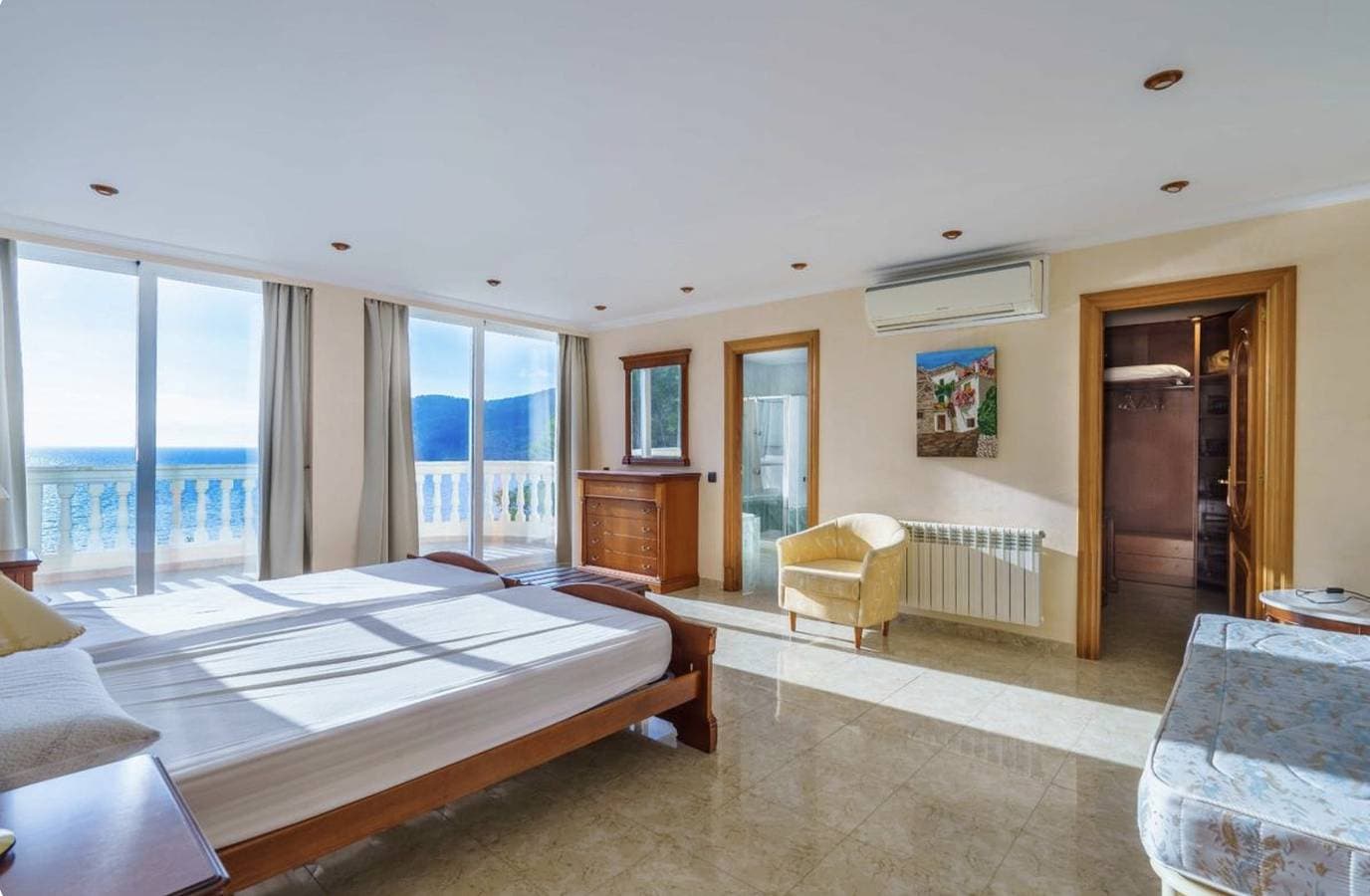 Foto 12 von 27: Villa Camp De Mar Sea View by PriorityVillas