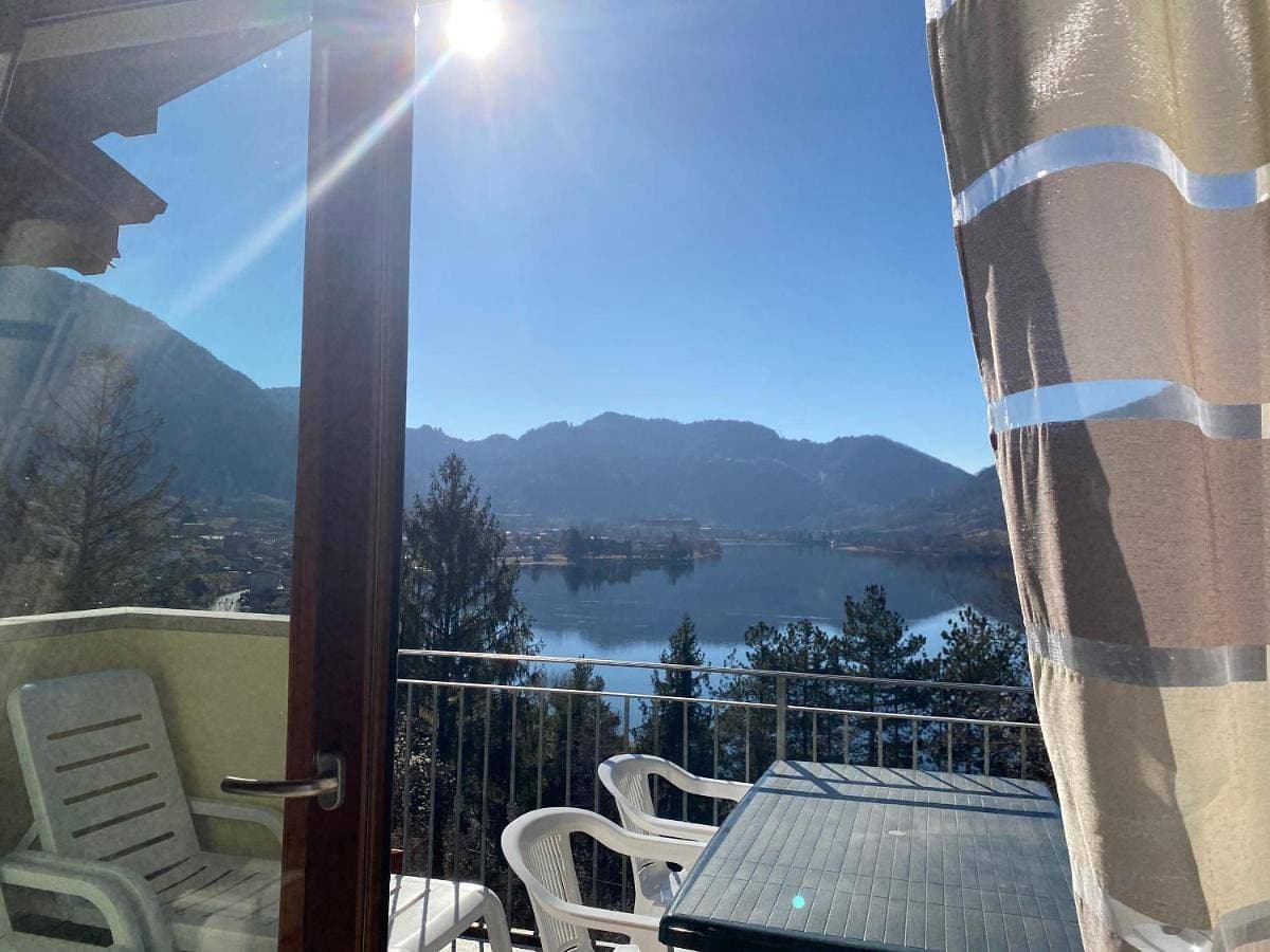 Foto 2 von 33: Two-Bedroom Apartment with Lake View