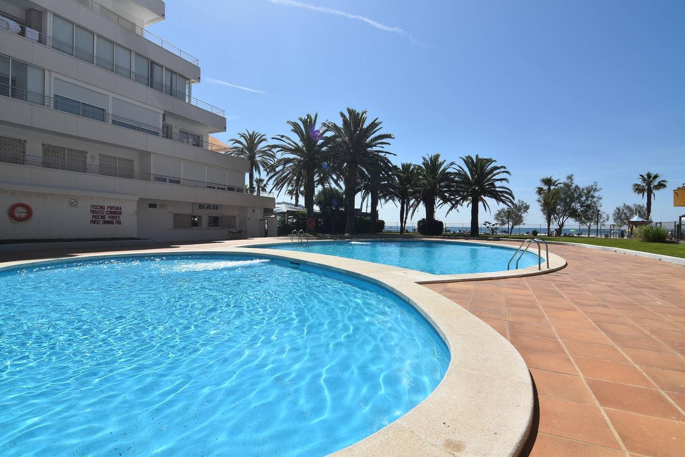 Charmante Wohnung zur Miete in Roses, Costa Brava! 0 Meter vom Strand entfernt. Genießen Sie den Gem... 1