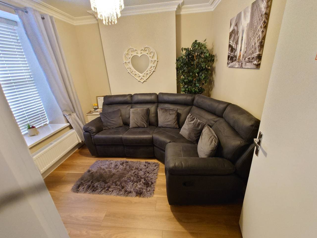 Foto 9 von 40: 5 Guests - Helens House Derry City Centre - 3 Bed