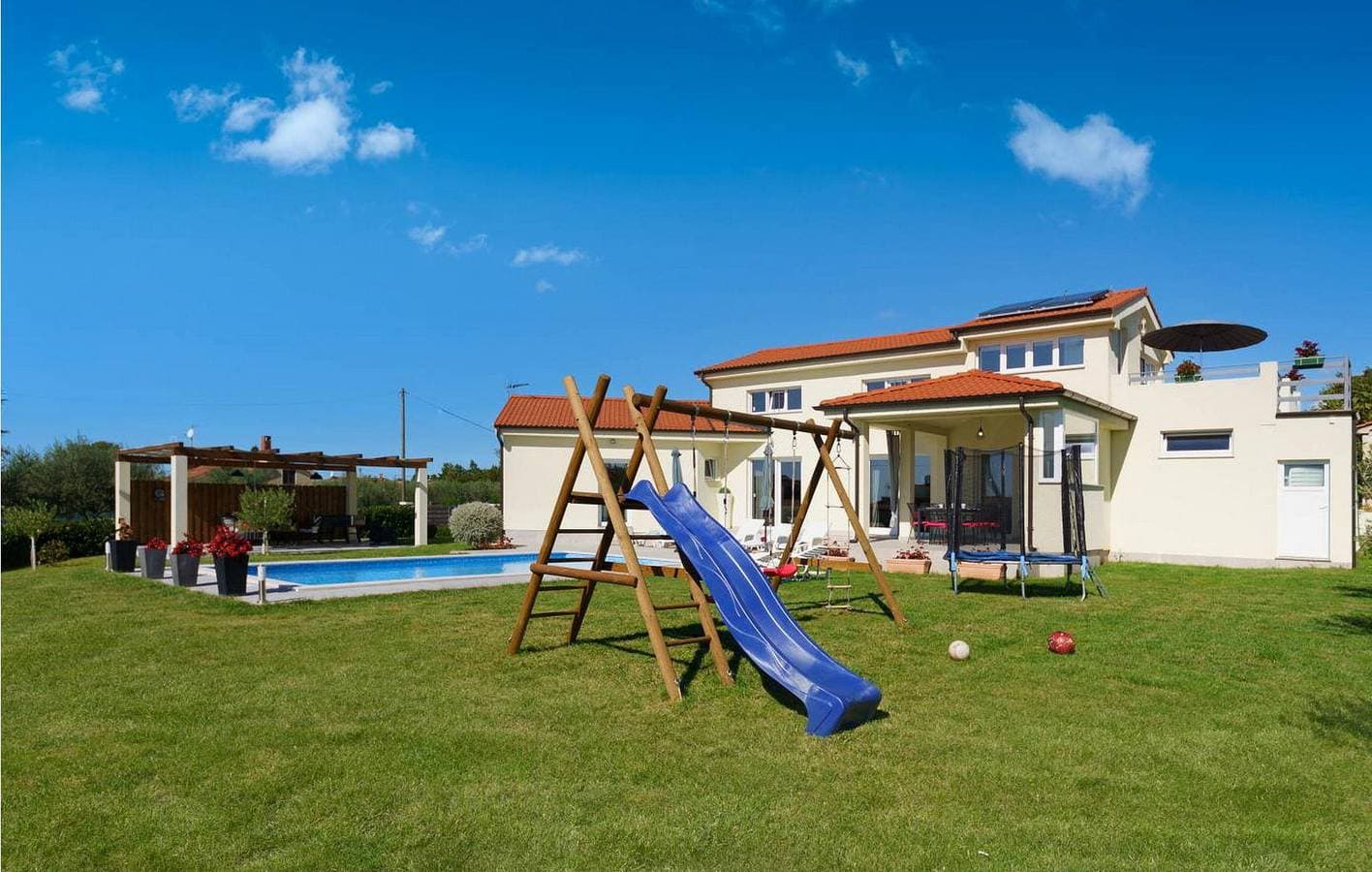 Foto 8 von 36: Charmante 2-Zimmer-Wohnung mit Pool, Terrasse und in der Nähe des Stadtzentrums
