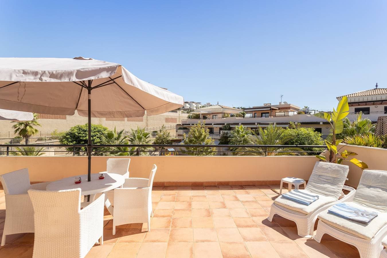 Foto 4 von 22: Apartment Brisas de Almayate mit Meer- und Bergblick, Pool, Klimaanlage, WLAN, Garten & Terrasse