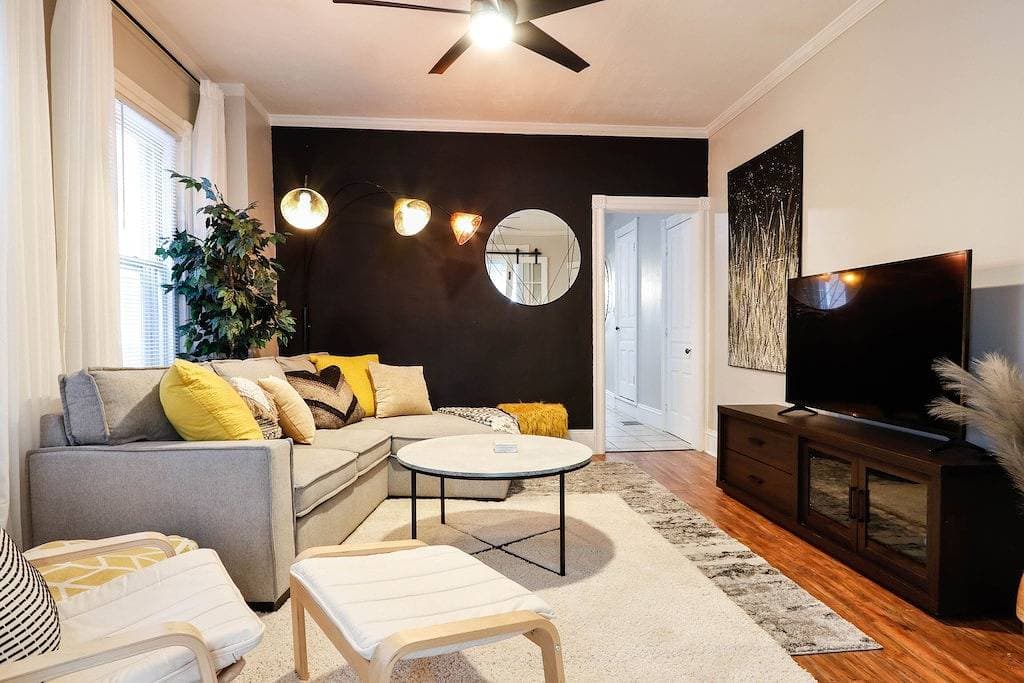 The Downtown Bee: Cozy & charming escape steps from Main Street Bethlehem! 1
