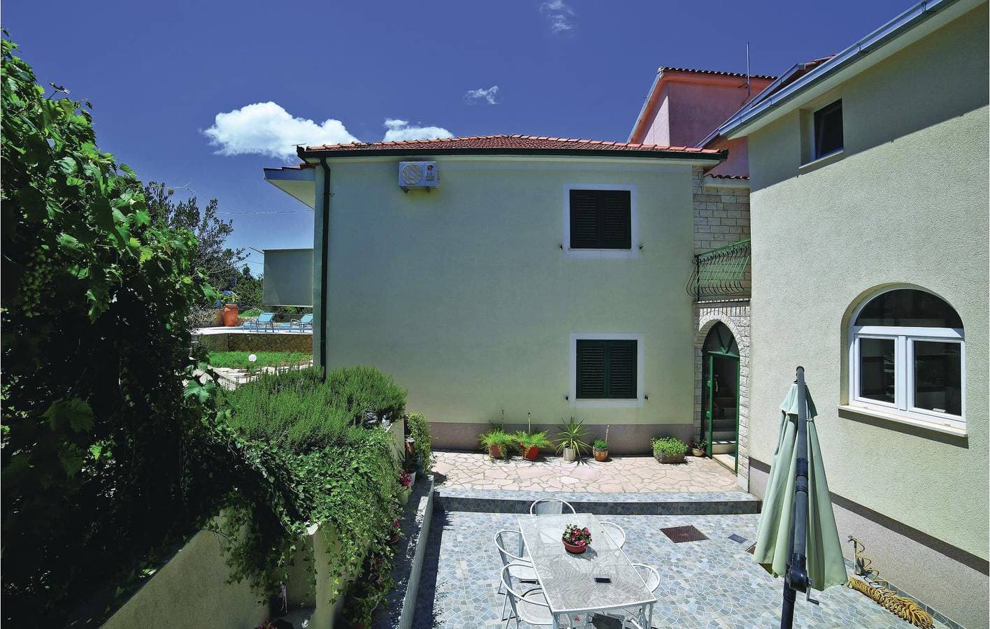 Foto 10 von 29: Gemütliche Ferienwohnung mit Meerblick, Pool, Terrasse und Küche – 2 km vom Strand entfernt