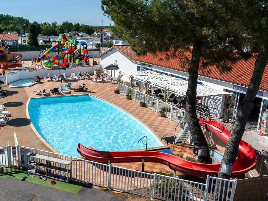 Foto 9 von 70: Camping Les Violettes  - Mobilheim 4 personen - Mobilheim Mouette (2 Zimmer) - integrierte Terrasse 4 pers.