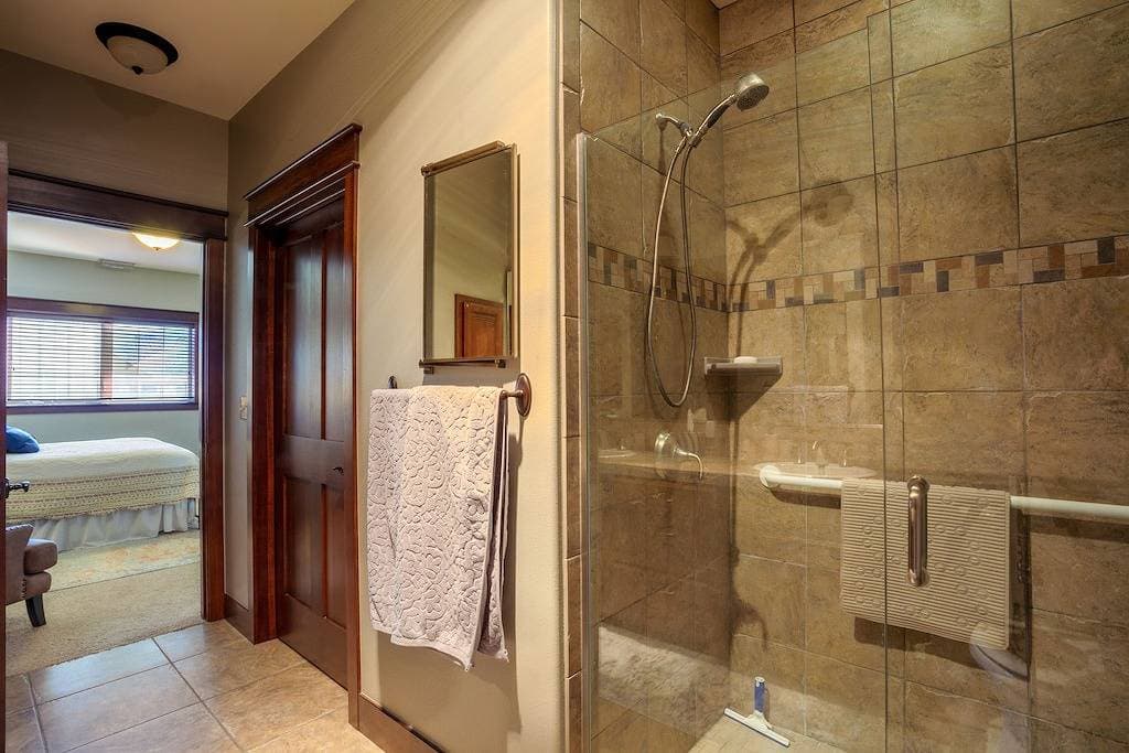 Foto 7 von 18: Luxury Riverstone Condo with Patio and Rooftop BBQ