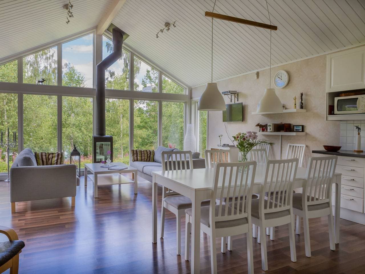 Foto 8 von 51: Modernes Haus mit hellem Dekor, mit Blick auf den See