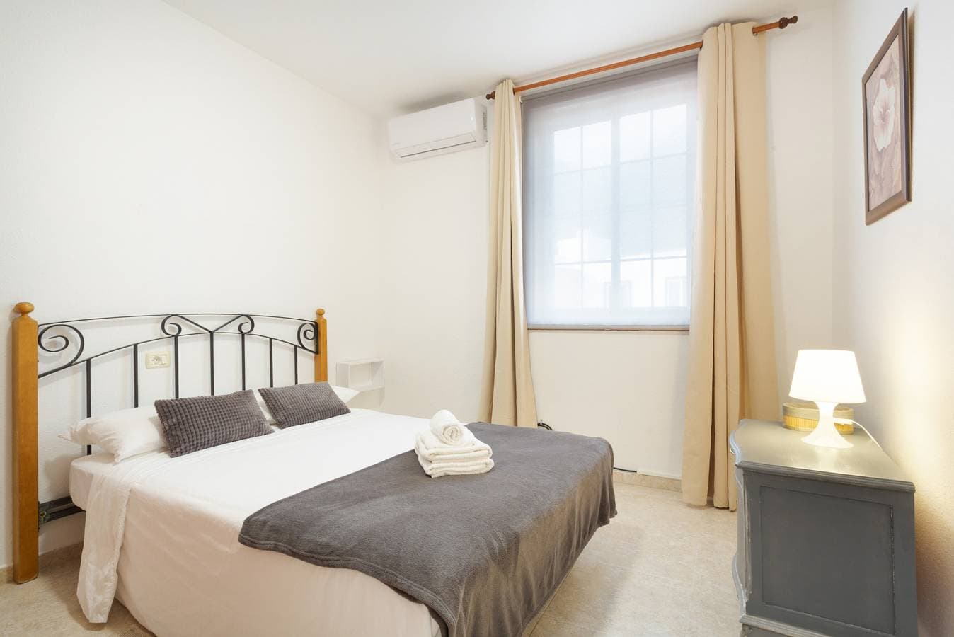 Foto 8 von 25: Ferienwohnung 'Tenohomes Warm and Comfortable' mit privater Terrasse, WLAN und Klimaanlage