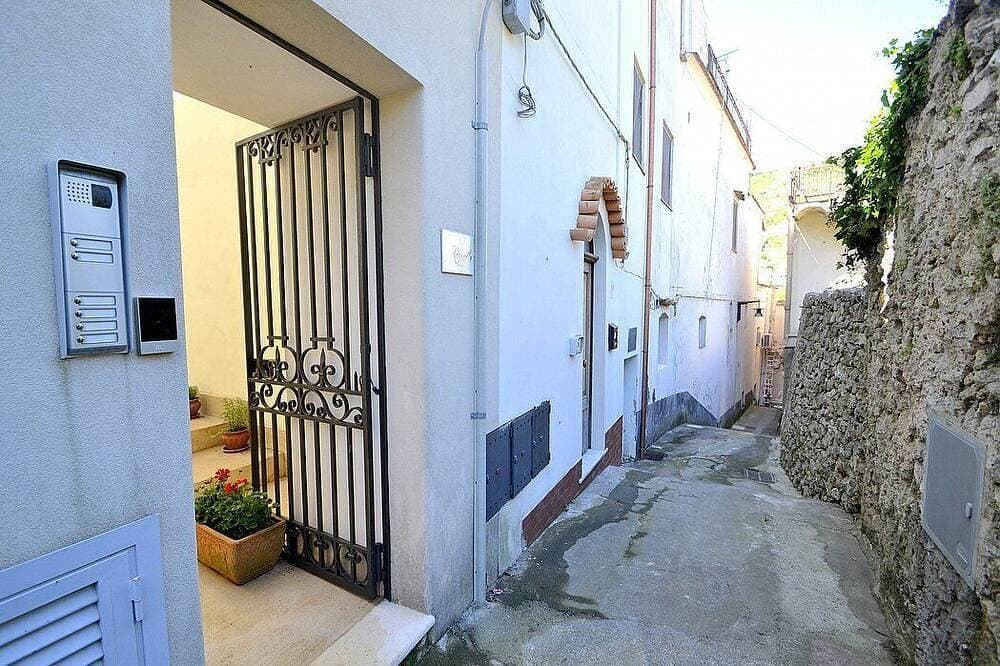 Foto 12 von 24: Villa Elicona C: A welcoming apartment situated in a central location, at a short distance from the Cathedral of Ravello, with Free Wi-Fi.