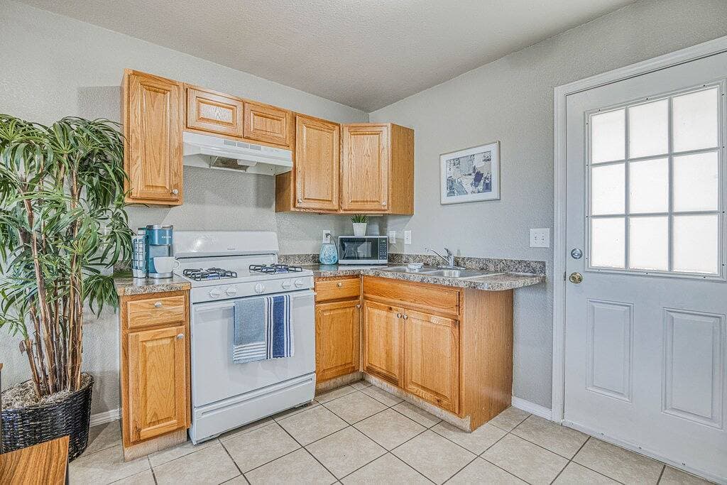 Foto 10 von 25: ☕ By Fort Bliss: Laundry, Security System, Refrigeration, King Beds