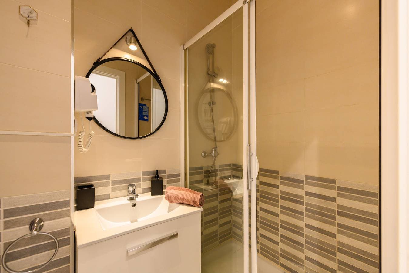 Foto 5 von 23: M Madrid: habitación con comodidad y zona