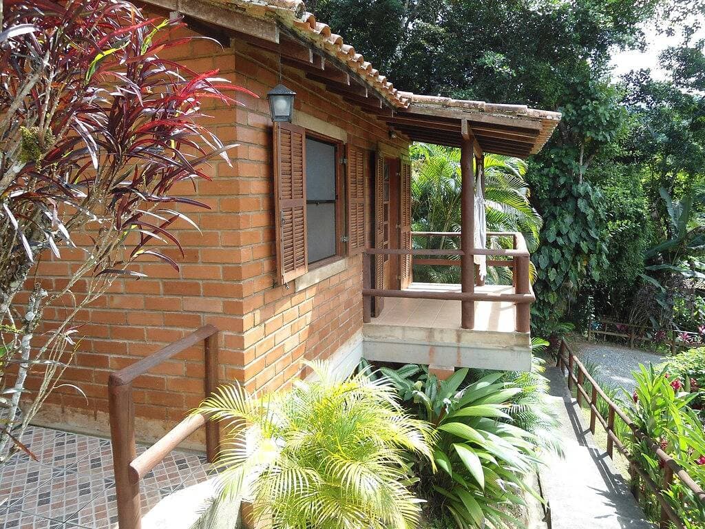 Foto 4 von 18: Canto das Águas Bungalows, Wasserfall mit natürlichem Pool