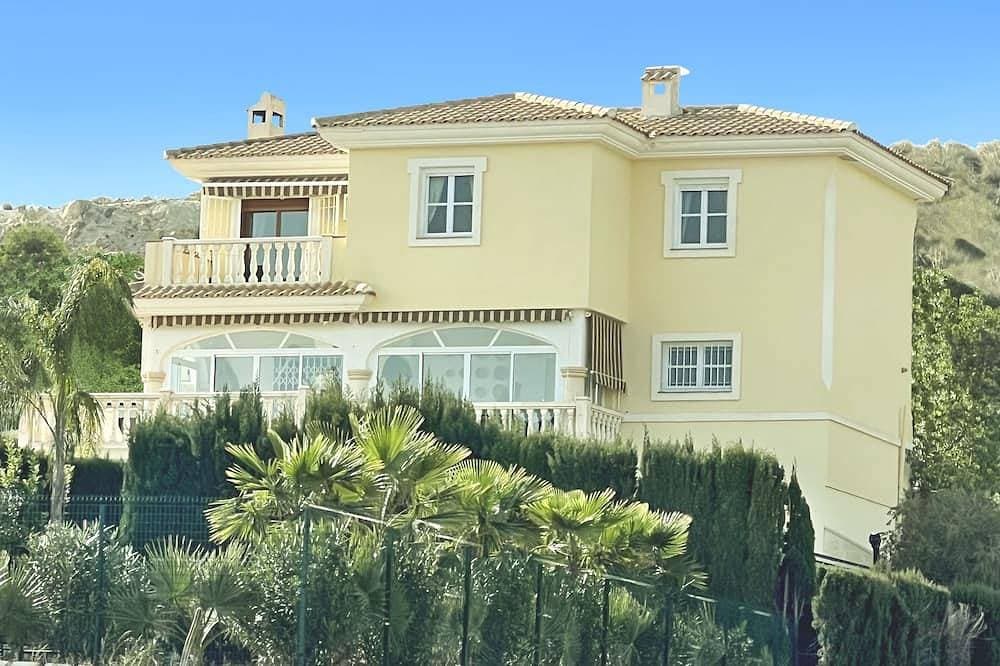 6 Bedroom Luxury Villa ,6 seater Jacuzzi & heated pool . 18 guests max 1