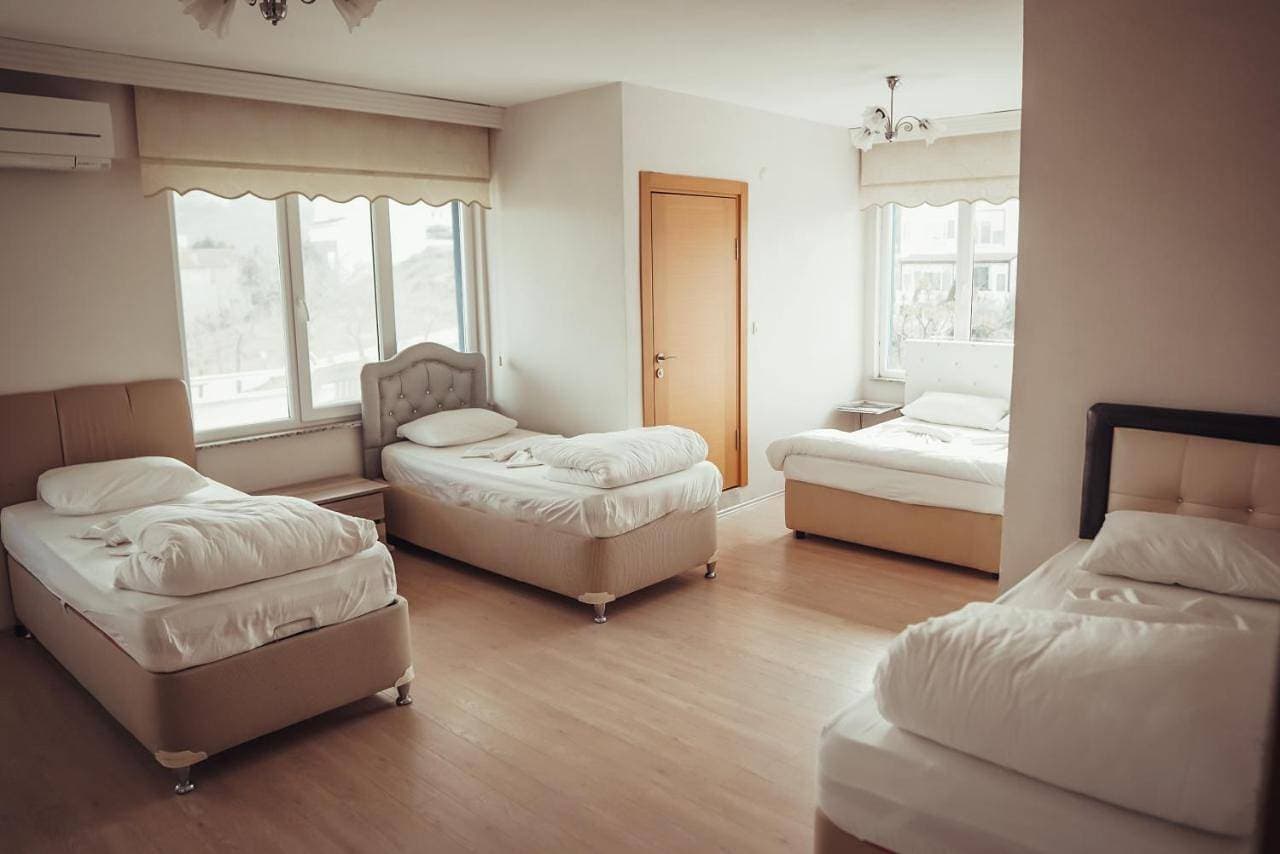 Foto 4 von 16: Economy Triple Room