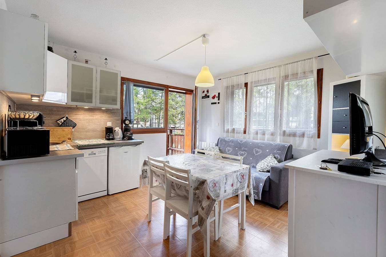 Foto 4 von 29: Studio-Apartment 'La Joue Du Loup' mit Bergblick und Balkon