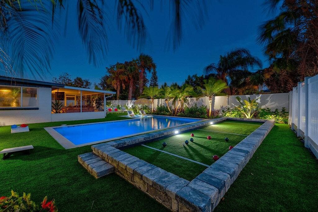 Foto 13 von 43: Retro Retreat | Heated Pool + 5 Blocks to Beach