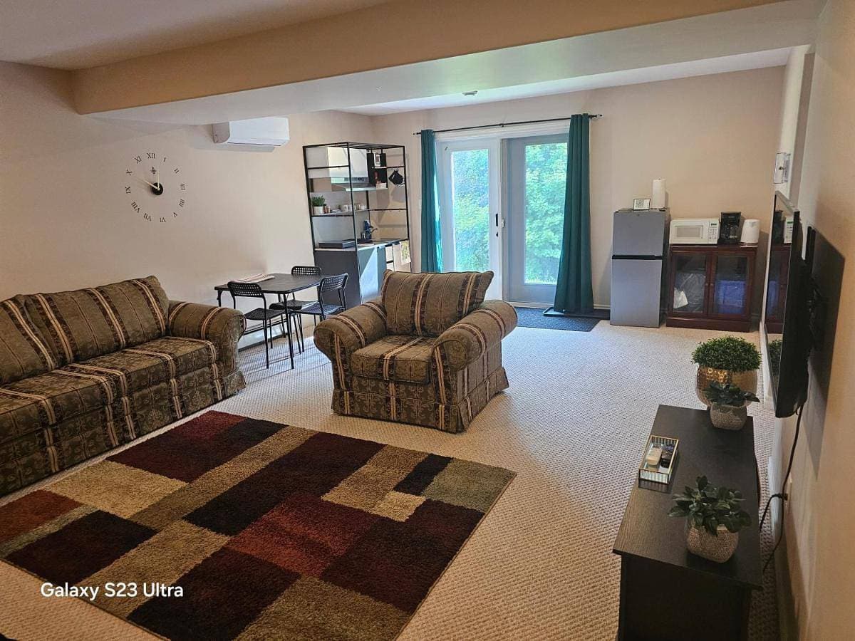 Cozy, Private Basement Suite 1