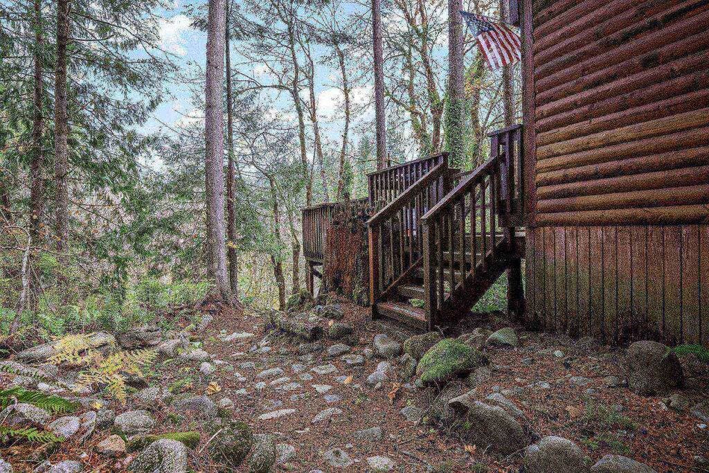 Foto 11 von 42: Exquisite and Comfy Riverside Retreat, Huge Deck, Two Fire-Tables, BBQ, New Décor and Furnishing