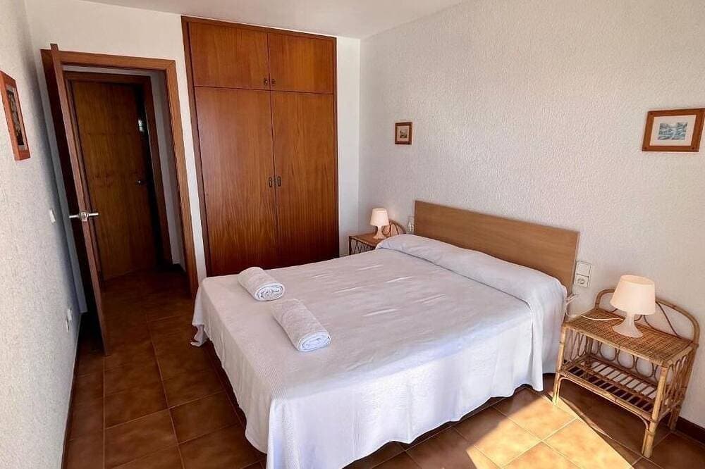 Foto 4 von 26: Geräumiges 3-Zimmer-Apartment direkt am Strand. Rodes-71