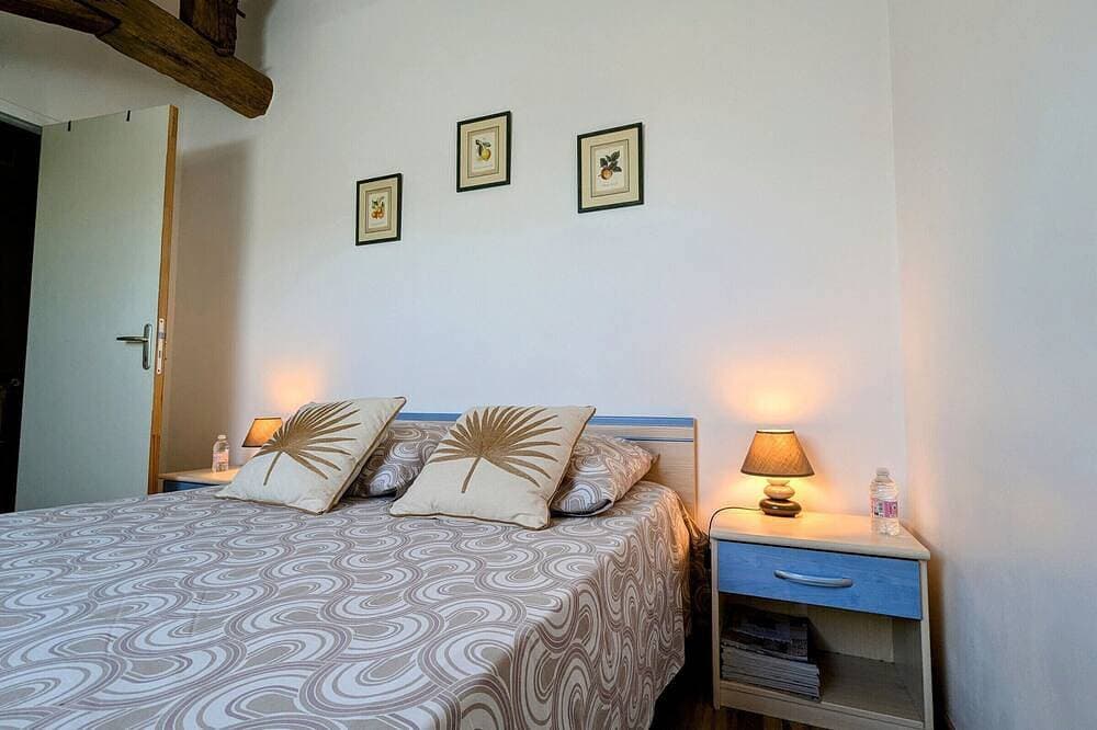Gemütliches Zimmer mit Sitzecke und Frühstück 1