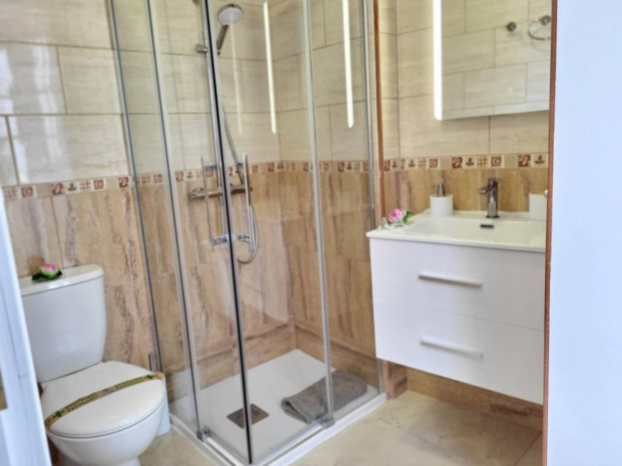 Foto 11 von 16: Guest House die 7 Inseln, rotes Zimmer