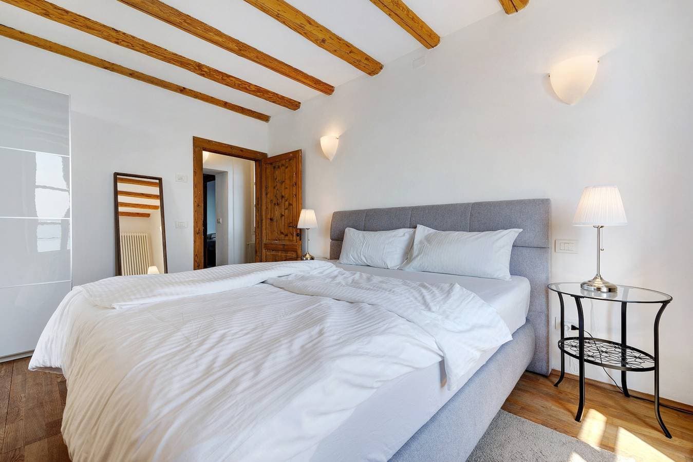 Foto 4 von 45: Ferienhaus 'Haus Mit Tollem See -und Bergblick' mit Seeblick, Privatem Pool und WLAN