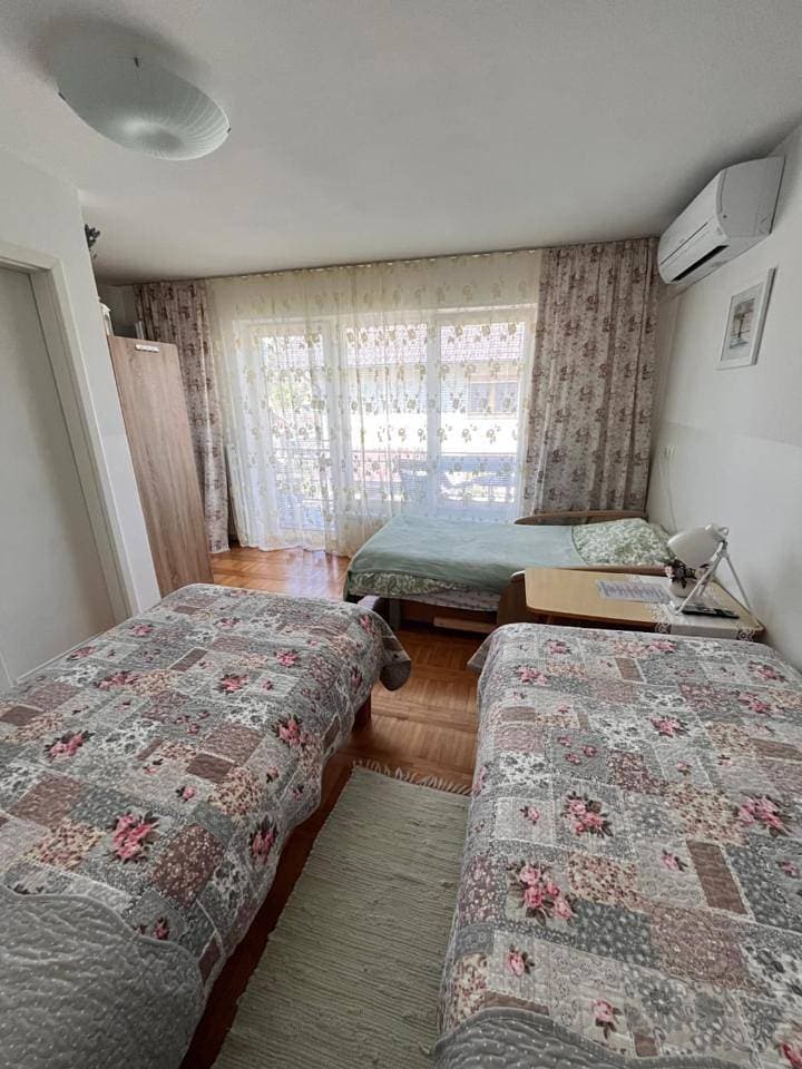 Foto 6 von 16: Twin Room with Private Bathroom