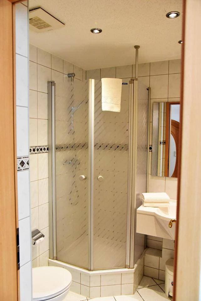 Foto 9 von 9: Standard Double Room