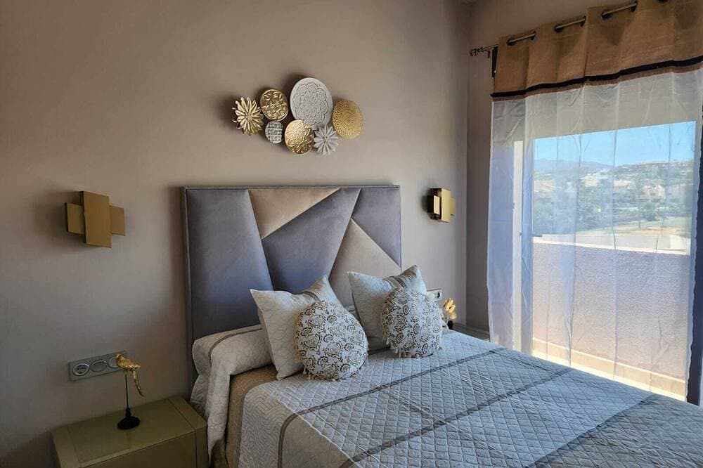 Foto 3 von 30: Ático Esquinero con Vistas al Valle del Este Golf con Piscina Comunitaria!