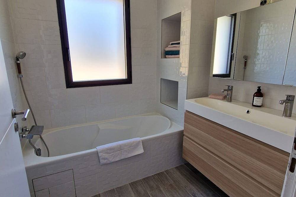 Foto 7 von 14: Quiet modern villa with swimming pool