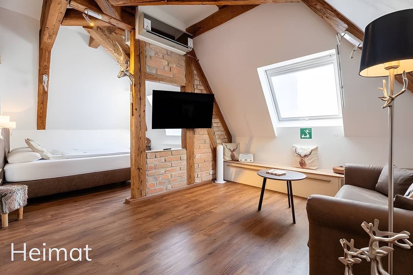 Foto 2 von 30: 'Suite Heimat' mit Kingsize-Bett und Klimaanlage