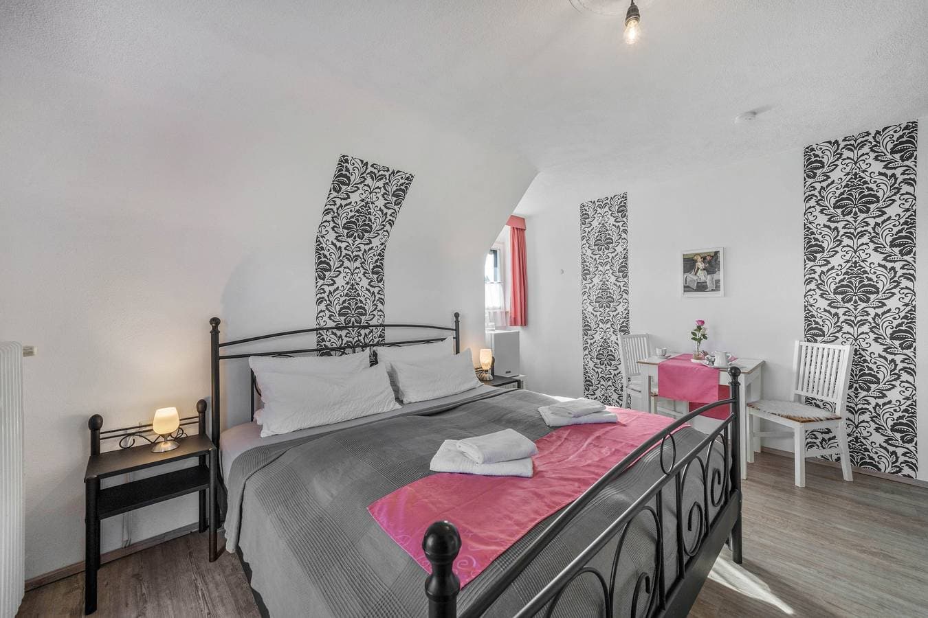 Foto 6 von 34: Zimmer 'Nr 2 mit privatem Balkon', gemeinsamem Garten und WLAN