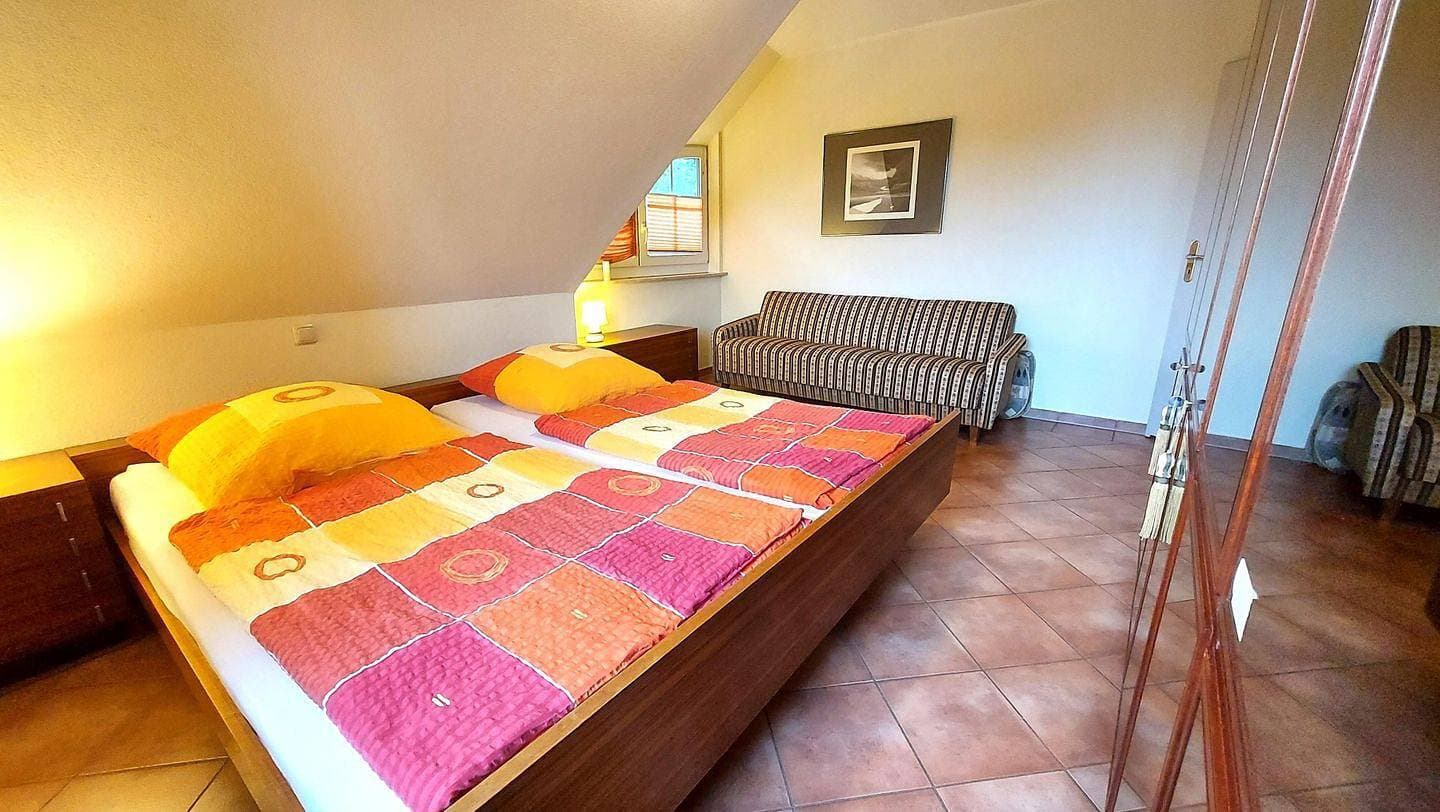 Foto 6 von 21: Ferienwohnung Uhlenhuus: Reetdachromantik mit Gartenterrasse & Carport