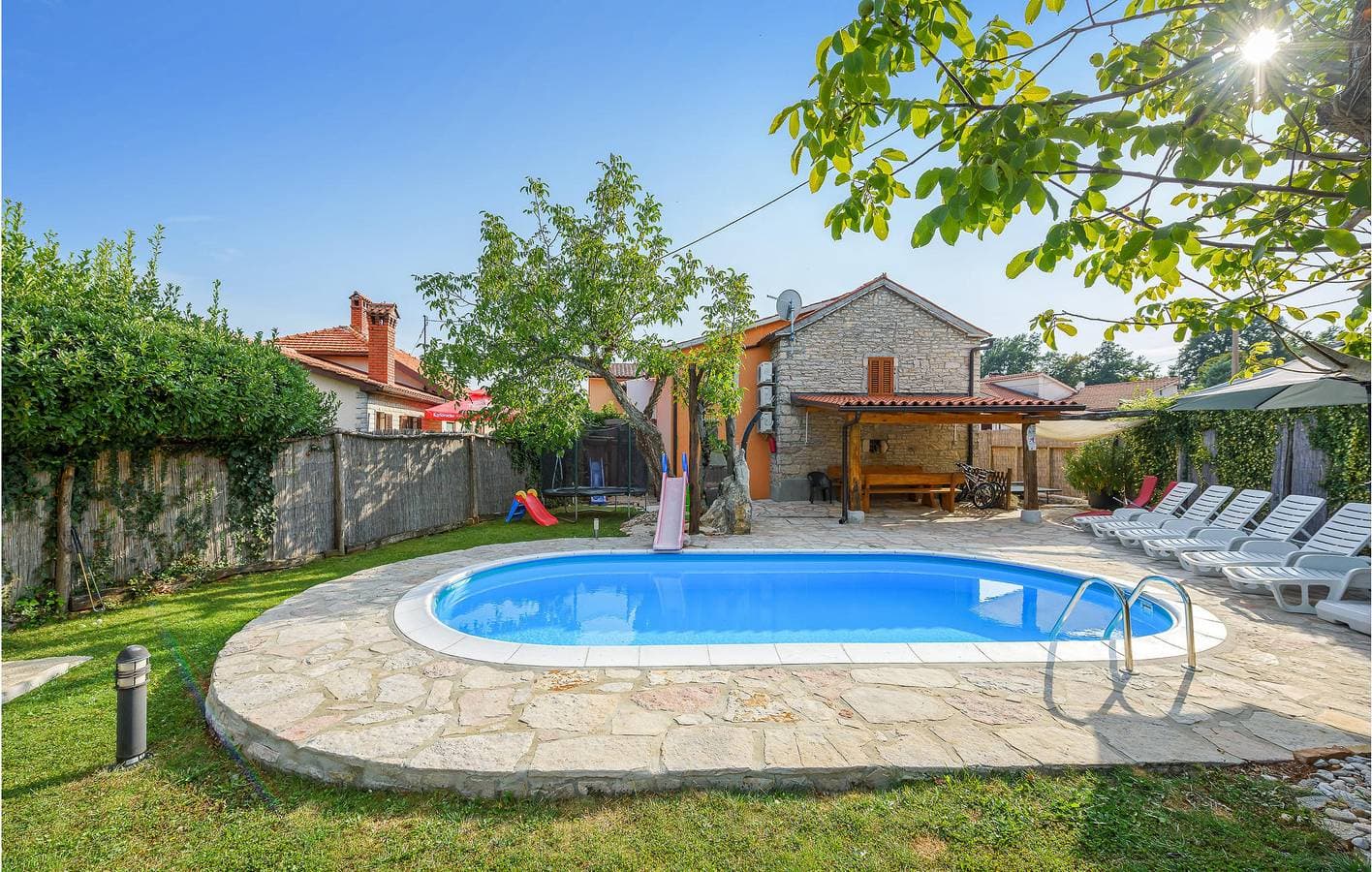 Geräumige Ferienwohnung mit Pool und Terrasse in der Nähe des Restaurants „Pazin Zapad“ 1