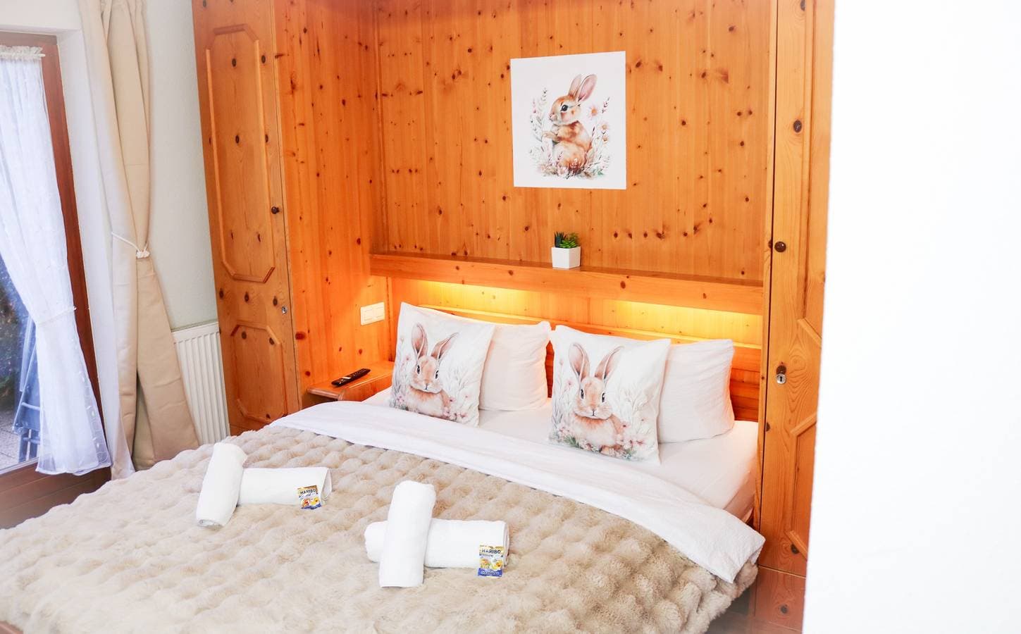 Foto 4 von 37: Bold Bunny – Kleines Doppelzimmer für 2 Gäste und Terrasse im Grünen