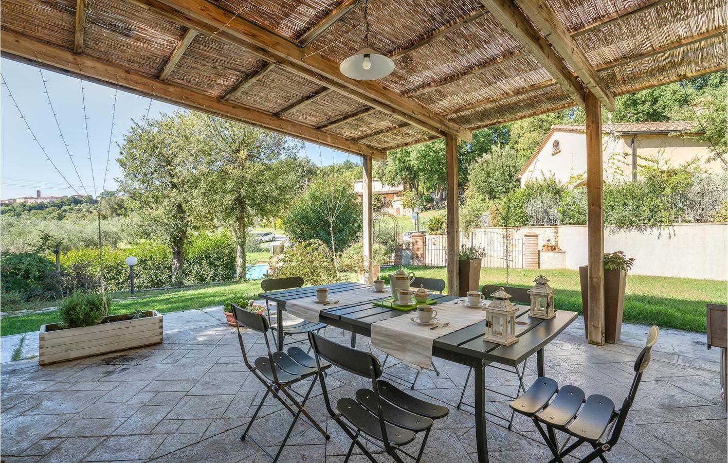 Foto 4 von 34: Monteverdi Apartment: Pool, Garten, Küche und Parkplatz
