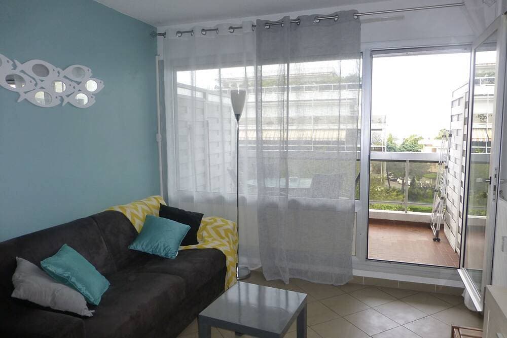 Studio with swimming pool very close to beaches and shops 1