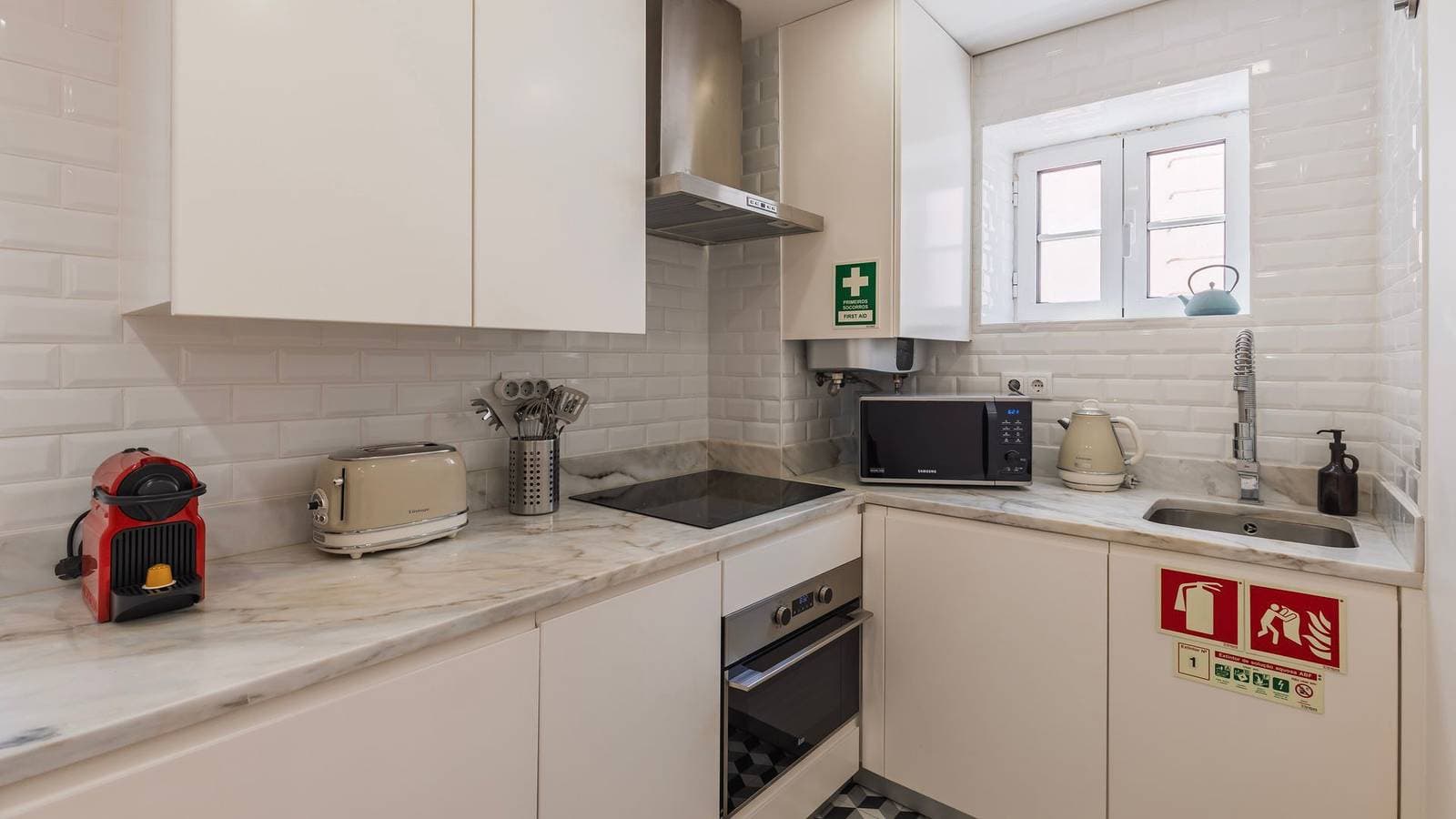 Foto 3 von 29: Bright 1Br Flat in Bairro Alto by LovelyStay