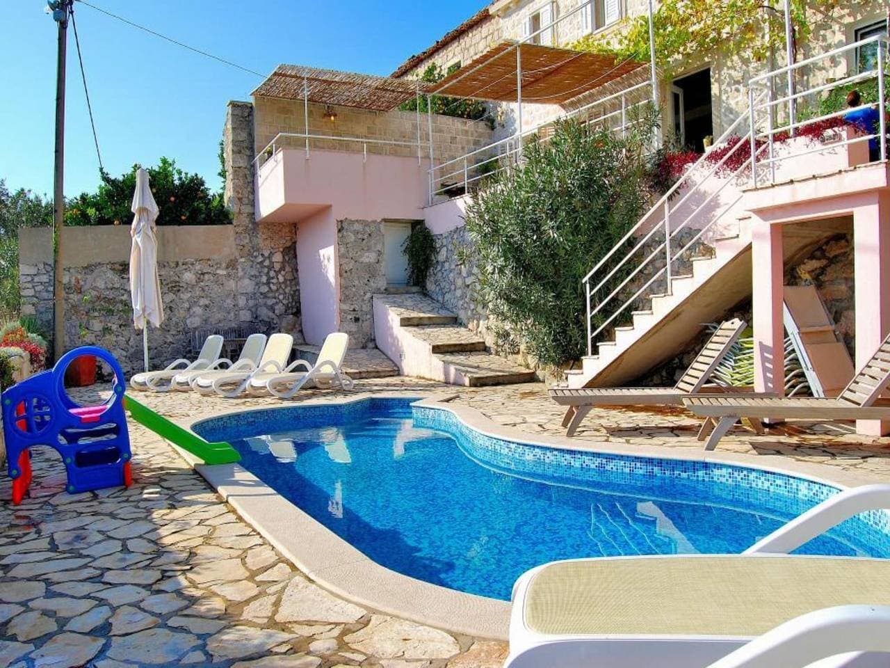 Foto 4 von 33: Villa Tony - Five Bedroom Villa with Terrace, Swimming Pool and Sea View