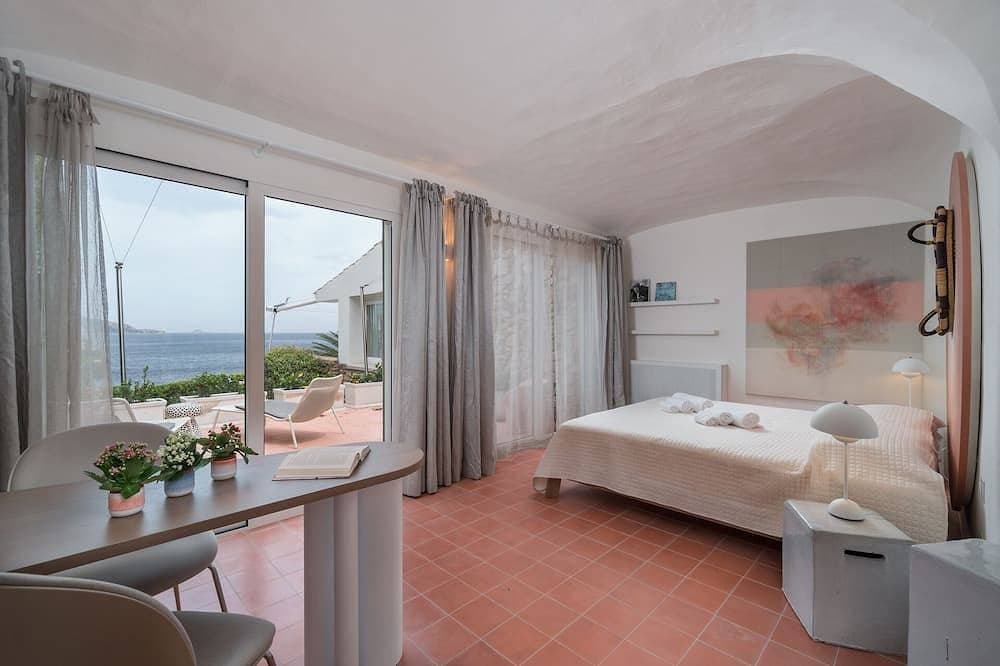 Foto 3 von 30: Waterfront mediterranean style villa with stunning sea views