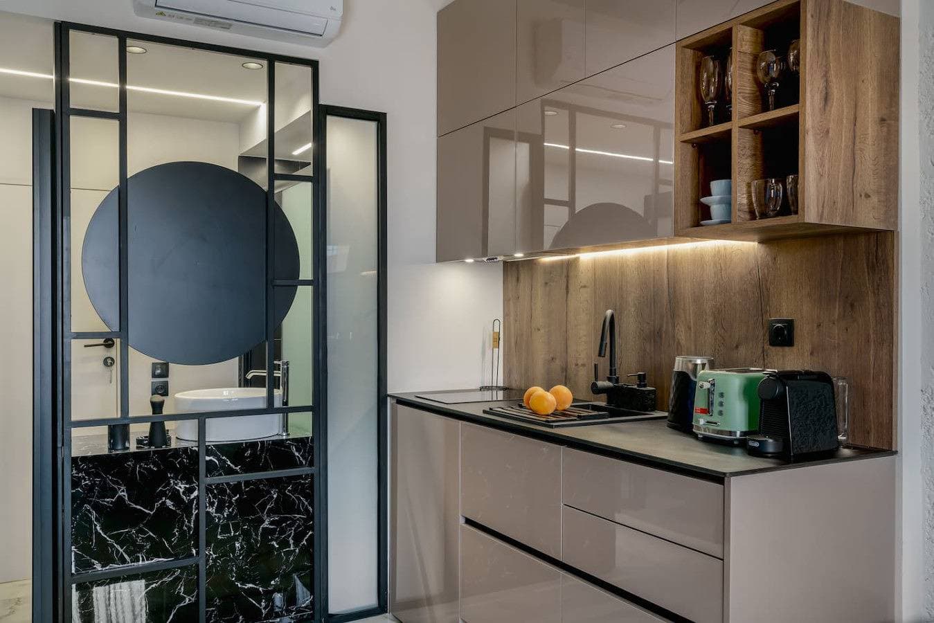 Foto 8 von 20: Stylish Suite w/Hot Tub, 40m from Beach & Taverns!