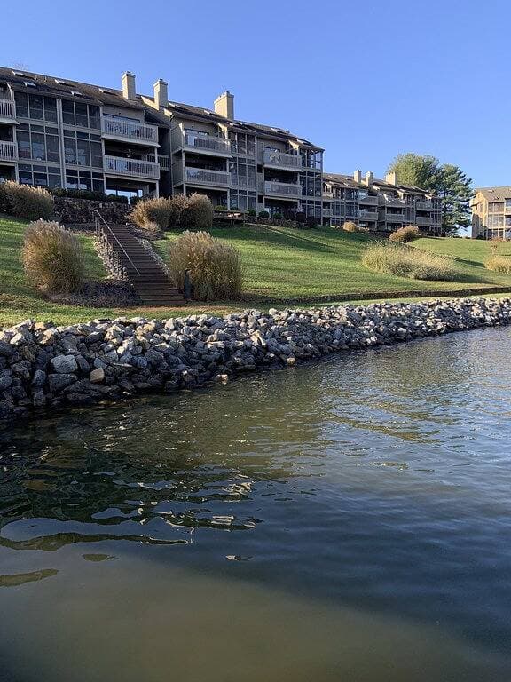 Foto 2 von 47: Smith Mountain Lake Condo with Main Channel Views