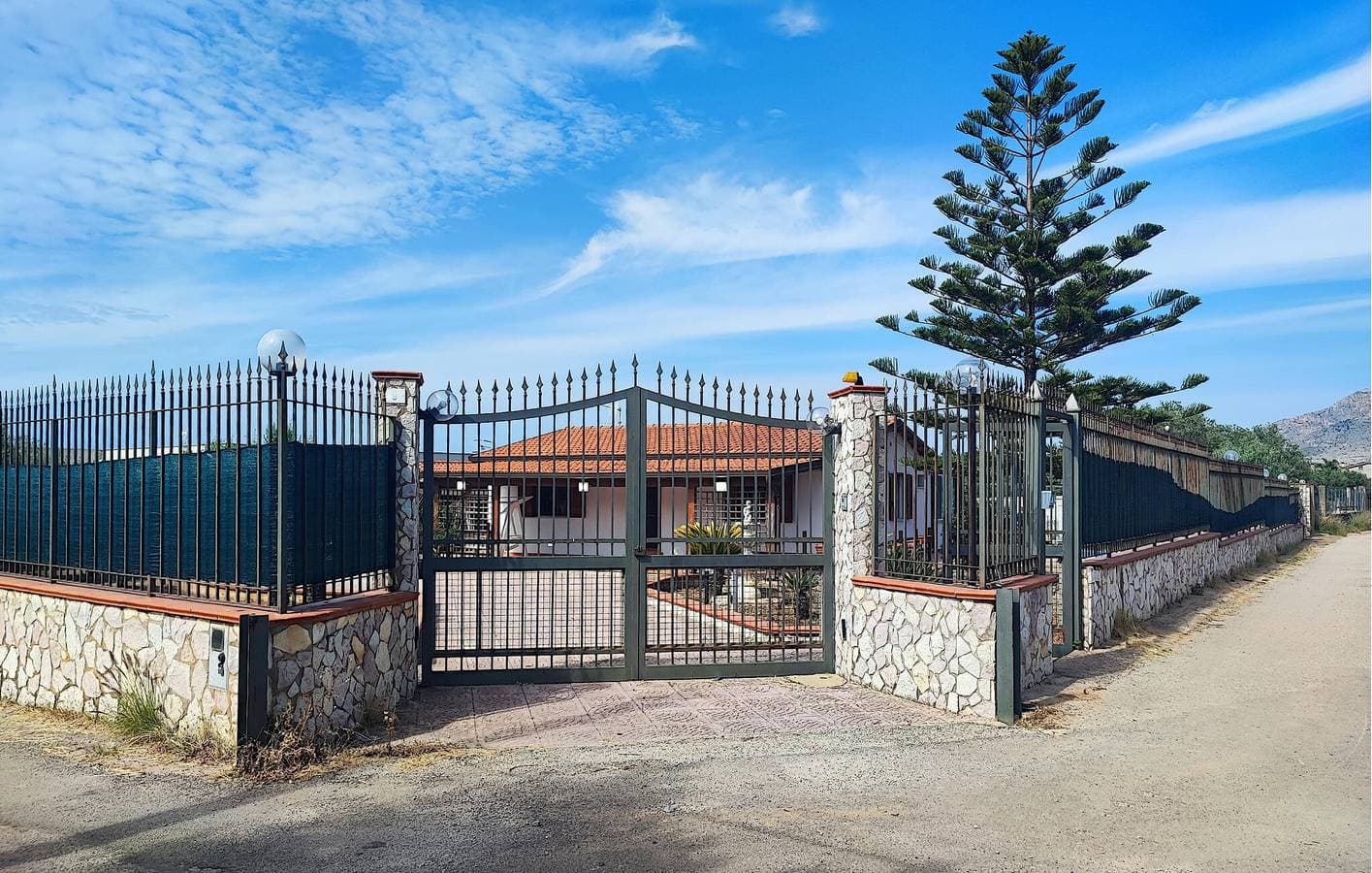 Entspannung nur 2,5 km vom Strand entfernt: Gemütliche Ferienwohnung mit Pool und Terrasse 1
