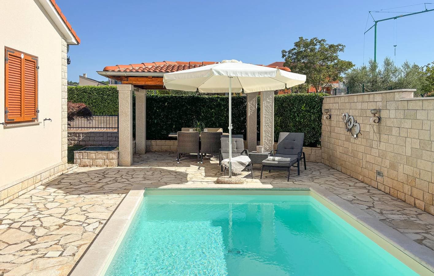 Foto 8 von 48: Gemütliche 1-Zimmer-Wohnung mit Pool und Terrasse in der Nähe der Restaurants und Sehenswürdigkeiten von Labinci